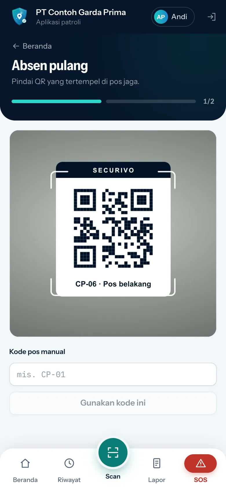 Layar absen langkah 1 dari 2: kamera mengarah ke kartu QR pos CP-06, di bawahnya kolom Kode pos manual dan tombol Gunakan kode ini